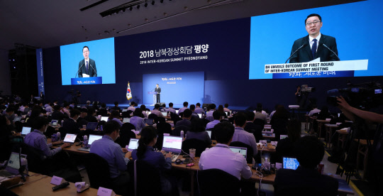 문재인 대통령 평양 방문 이틀째인 19일 오전 윤영찬 청와대 국민소통수석이 동대문디자인플라자(DDP) 남북정상회담 메인프레스센터에서 일정 등에 대해 브리핑을 하고 있다.   연합뉴스